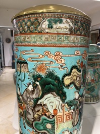 Een Chinese cilindrische famille verte vaas met turquoise fondkleur, 19e eeuw