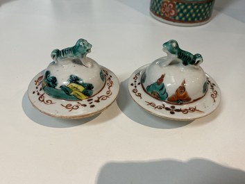 Une garniture de cinq vases en porcelaine de Chine famille verte, marque de Kangxi, 19&egrave;me