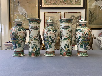 Une garniture de cinq vases en porcelaine de Chine famille verte, marque de Kangxi, 19&egrave;me