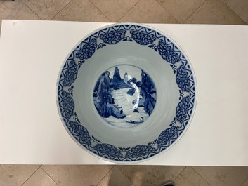 Un bol de taille exceptionelle en porcelaine de Chine en bleu et blanc, Kangxi