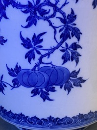 Un vase de forme lanterne en porcelaine de Chine p&acirc;te tendre en bleu et blanc &agrave; d&eacute;cor 'sanduo', Qianlong
