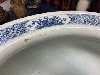 Een grote Chinese blauw-witte viskom met landschapsdecor, Qianlong