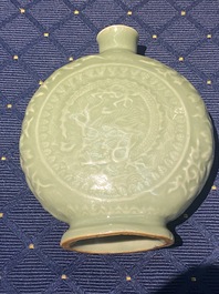 Trois vases et deux bols en porcelaine de Chine monochrome c&eacute;ladon et blanc de Chine, 19/20&egrave;me