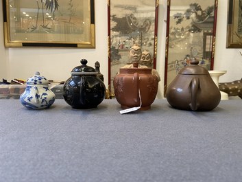 Vier Chinese theepotten in Yixing steengoed, blauw-wit en monochroom zwart porselein, Kangxi en later