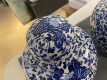 Trois pots couverts en porcelaine de Chine en bleu et blanc &agrave; d&eacute;cor de rinceaux floraux, 19&egrave;me