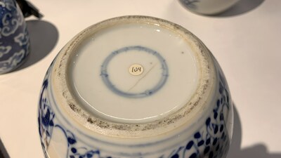 Quatorze vases en porcelaine de Chine en bleu et blanc, 18/20e eeuw