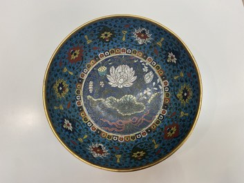 Een Chinese cloisonn&eacute; 'draken' kom, Wanli merk, 19e eeuw