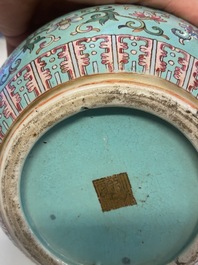 Een Chinese flesvormige famille rose vaas met turquoise fondkleur, Qianlong merk, 19e eeuw