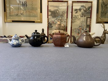 Vier Chinese theepotten in Yixing steengoed, blauw-wit en monochroom zwart porselein, Kangxi en later