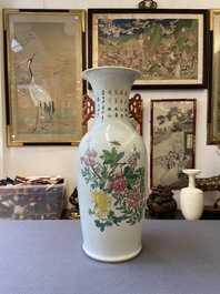 Un vase en porcelaine de Chine &agrave; double d&eacute;cor en qianjiang cai et famille rose, 19/20&egrave;me