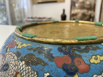 Un bol en &eacute;maux cloisonn&eacute;s &agrave; d&eacute;cor de dragons, marque apocryphe de Wanli