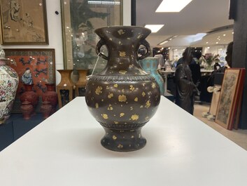 Un vase en bronze t&acirc;ch&eacute; d'or, marque de Qianlong, Qing