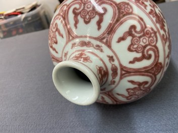 Un vase de forme 'meiping' en porcelaine de Chine en rouge de cuivre &agrave; d&eacute;cor de rinceaux de pivoines, marque de Qianlong, 19/20&egrave;me