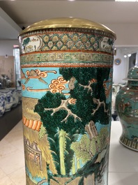 Un vase de forme cylindrique en porcelaine de Chine famille verte &agrave; fond turquoise, 19&egrave;me