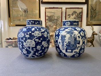 Vier Chinese blauw-witte dekselpotten met antiquiteiten, 19e eeuw