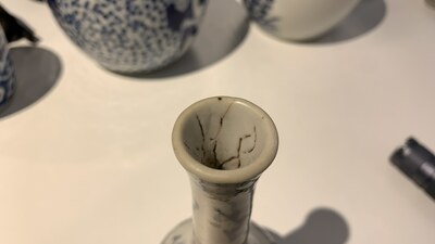 Quatorze vases en porcelaine de Chine en bleu et blanc, 18/20e eeuw