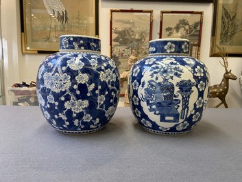 Vier Chinese blauw-witte dekselpotten met antiquiteiten, 19e eeuw