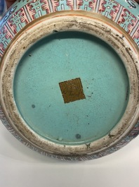 Un vase de forme bouteille en porcelaine de Chine famille rose &agrave; fond turquoise, marque de Qianlong, 19&egrave;me