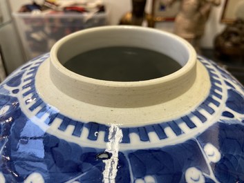 Quatre pots couverts en porcelaine de Chine en bleu et blanc, 19&egrave;me