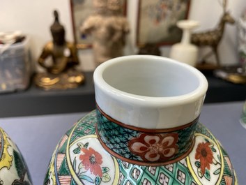 Une garniture de cinq vases en porcelaine de Chine famille verte, marque de Kangxi, 19&egrave;me