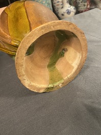 Een Chinese sancai-geglazuurde vaas in de vorm van twee vissen, wellicht Song
