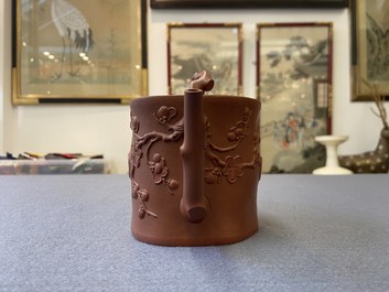 Een Chinese Yixing steengoed theepot met twee compartimenten en twee tuiten, Kangxi