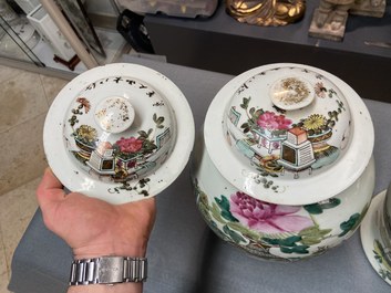 Une paire de vases couverts en porcelaine de Chine qianjiang cai, 19/20&egrave;me