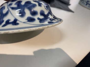 Een paar Chinese blauw-witte dekselvazen met pioenslingers, Kangxi