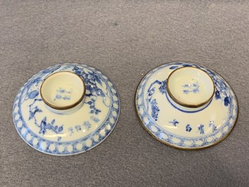 Une paire de pots couverts et une paire de bols couverts sur supports en porcelaine de Chine en bleu et blanc, 19&egrave;me