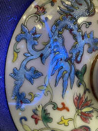 Een Chinese famille rose dekselkom op voet, Daoguang merk en periode