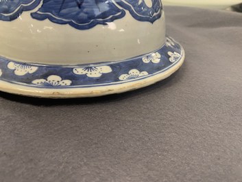 Une paire de grands vases couverts en porcelaine de Chine en bleu et blanc, 19&egrave;me