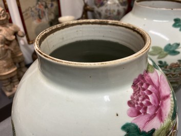 Une paire de vases couverts en porcelaine de Chine qianjiang cai, 19/20&egrave;me