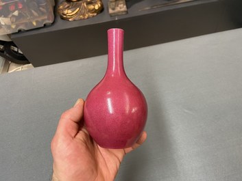Un vase de forme bouteille en porcelaine de Chine rouge de rubis monochrome, Qing