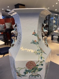 Un vase de forme hexagonale en porcelaine de Chine qianjiang cai &agrave; d&eacute;cor d'antiquit&eacute;s, 19&egrave;me