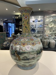 Un vase de forme bouteille en porcelaine de Chine famille rose &agrave; d&eacute;cor de chiens, marque de Qianlong