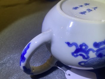 Une th&eacute;i&egrave;re en porcelaine de Chine en bleu et blanc &agrave; d&eacute;cor d'antiquit&eacute;s, marque de Jiajing, Kangxi