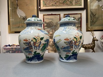 A pair of Chinese wucai vases and covers, 19/20th C.