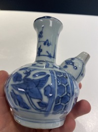 Deux tasses, un kendi, un vase couvert et une bo&icirc;te &agrave; th&eacute; en porcelaine de Chine en bleu et blanc et de style Imari, Wanli et Kangxi