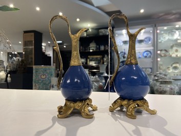 Deux vases en porcelaine de Chine bleu monochrome mont&eacute;s comme verseuses en bronze dor&eacute;, Kangxi et 19&egrave;me