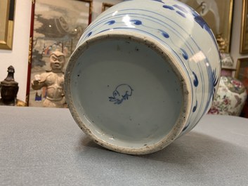 Un pot en porcelaine de Chine en bleu et blanc &agrave; d&eacute;cor de figures dans un paysage, marque d'un li&egrave;vre, Wanli