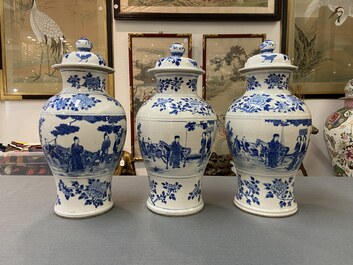 Trois vases couverts en porcelaine de Chine en bleu et blanc, marque de Kangxi, 19&egrave;me