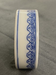 Un pot couvert en porcelaine de Chine en bleu et blanc, marque et peut-&ecirc;tre &eacute;poque de Qianlong