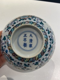 Une soucoupe en porcelaine de Chine doucai, marque de Yongzheng, 19/20&egrave;me