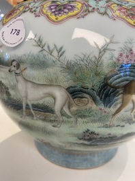 Un vase de forme bouteille en porcelaine de Chine famille rose &agrave; d&eacute;cor de chiens, marque de Qianlong