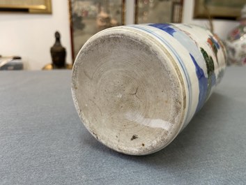 Een Chinese wucai rouleau vaas en een blauw-witte en koperrode vaas, 19/20e eeuw