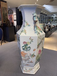 Un vase de forme hexagonale en porcelaine de Chine qianjiang cai &agrave; d&eacute;cor d'antiquit&eacute;s, 19&egrave;me