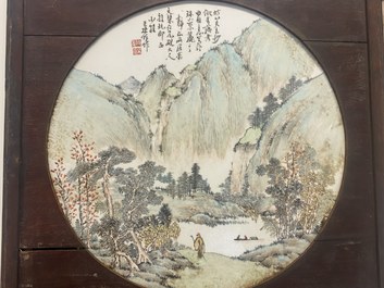 Een ronde Chinese qianjiang cai plaquette met een landschap, gesign. Wang Shao Wei, 19e eeuw