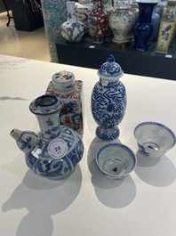 Twee Chinese blauw-witte koppen, een dekselvaas, een kendi en een Imari-stijl theebus, Wanli en Kangxi