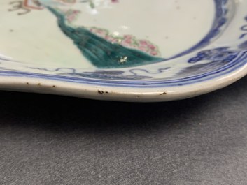 Une paire de plats de forme ovale en porcelaine de Chine famille rose, Qianlong