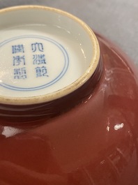 Un bol en porcelaine de Chine rouge de cuivre monochrome, marque de Qianlong, R&eacute;publique